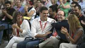 Miquel Iceta (centro) junto a Pedro Sánchez (a su izquierda) en la campaña electoral del PSC