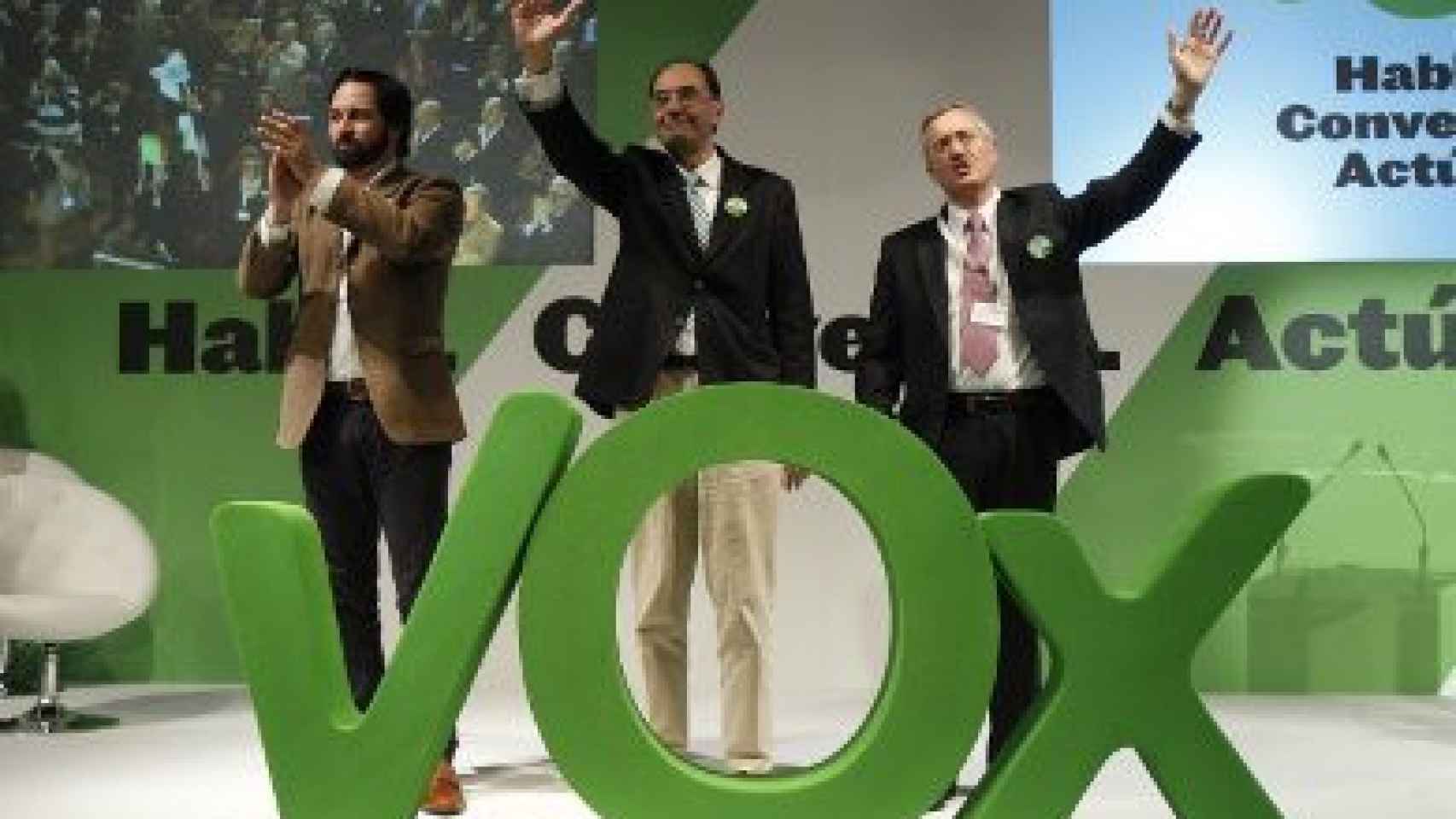 Alejo Vidal-Quadras, en el centro, tras ser proclamado presidente de Vox