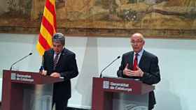 El consejero de la Presidencia y portavoz de la Generalitat, Francesc Homs, y el expresidente del Parlament Joan Rigol