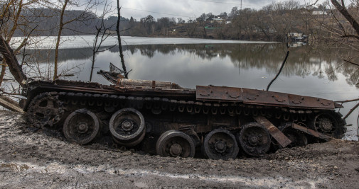 Un tanque ruso destruido en la ciudad de Trostyanets (Ucrania) / EFE - Roman Pilipey