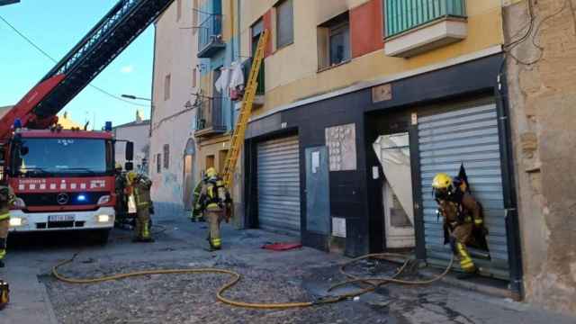 Los Bomberos de la Generalitat atienden un incendio en un edificio de la calle Sant Andreu de Lleida el pasado sábado / BOMBERS
