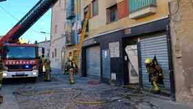 Los Bomberos de la Generalitat atienden un incendio en un edificio de la calle Sant Andreu de Lleida el pasado sábado / BOMBERS