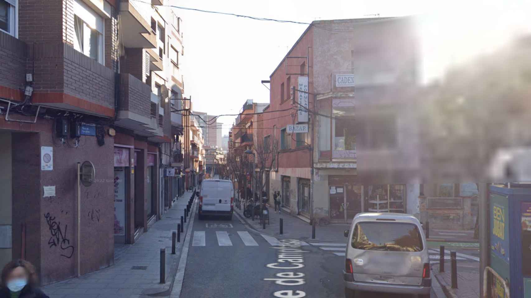 Calle Campfaso de Cornellá de Llobregat, donde un trabajador ha resultado herido grave tras caer de un edificio en obras / GOOGLE STREET VIEW