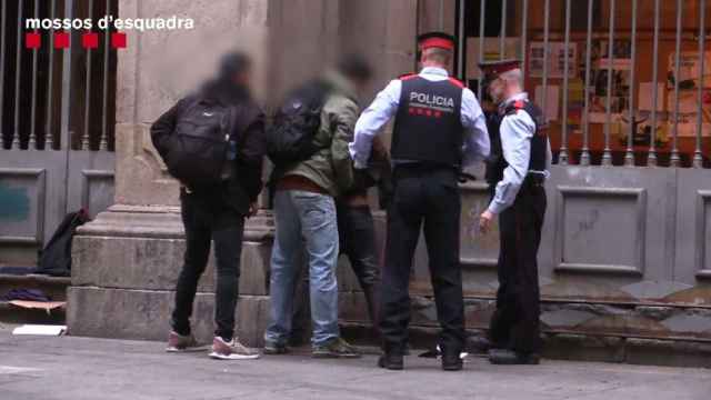 Los Mossos d'Esquadra identifican a varias personas en Ciutat Vella / MOSSOS