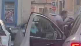 Incidente entre un policía de Vilafranca del Penedès y un conductor / @SocialDrive_es (TWITTER)