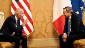El presidente de Estados Unidos, Joe Biden (i), junto al primer ministro de Italia, Mario Draghi (d), durante una de las reuniones oficiales previas al G20 en Roma / EFE - EPA - FILIPPO ATTILI - CHIGI PALACE PRESS OFFICE