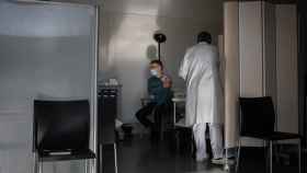 La campaña de vacunación ha contribuido a rebajar la presión hospitalaria en Cataluña / EP