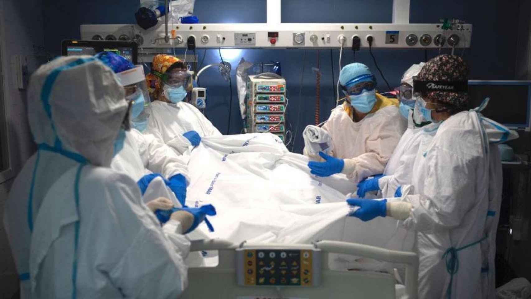Trabajadores sanitarios atienden a un paciente de Covid en la uci del Hospital del Mar / EP