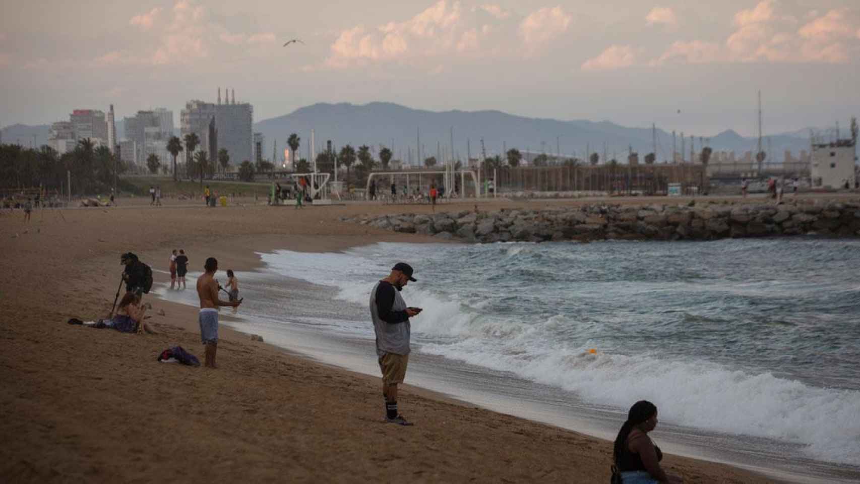 Imagen de una playa de Barcelona con bañistas en la orilla / EP