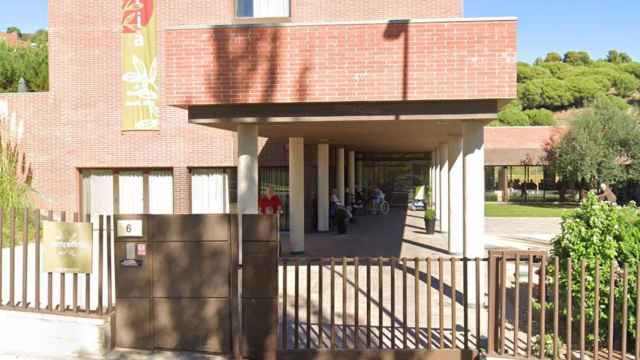 Entrada de la residencia de ancianos Sant Sabrià de Tiana / GOOGLE