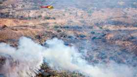 Un helicóptero de Bomberos sobrevuela el incendio del Cap de Creus / EFE