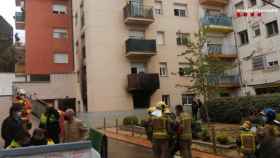 Diferentes dotaciones de bomberos y Mossos d'Esquadra trabajan en el incendio del bloque de pisos okupado en Cassà de la Selva / MOSSOS D'ESQUADRA