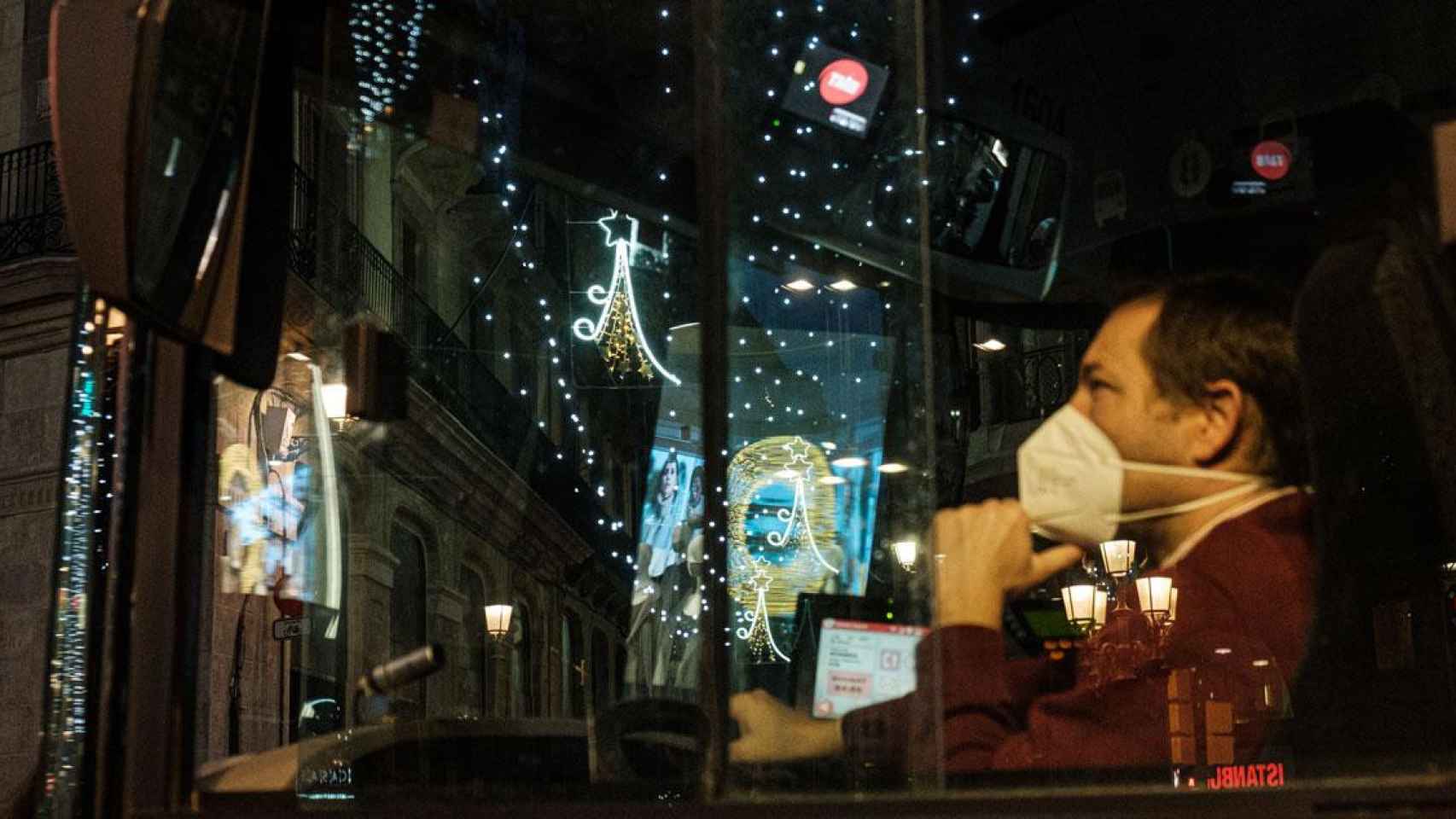 Un conductor de autobús de Barcelona durante la encendida de luces de Navidad en la ciudad / Pablo Miranzo