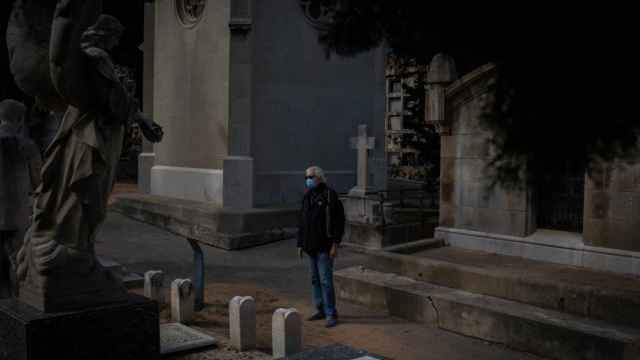 Un familiar visita a sus difuntos en uno de los cementerios más grandes de Cataluña, el de Montjuïc (Barcelona) / EP