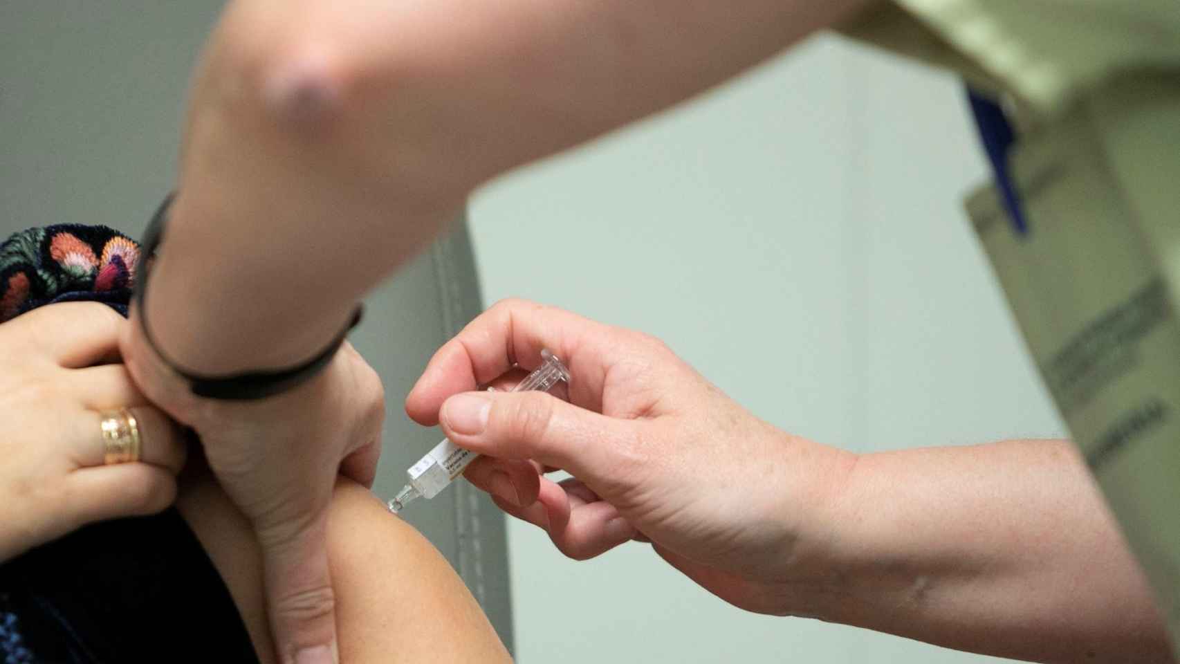 Un doctor aplica la vacuna contra la gripe durante la campaña del pasado año 2019 / EP