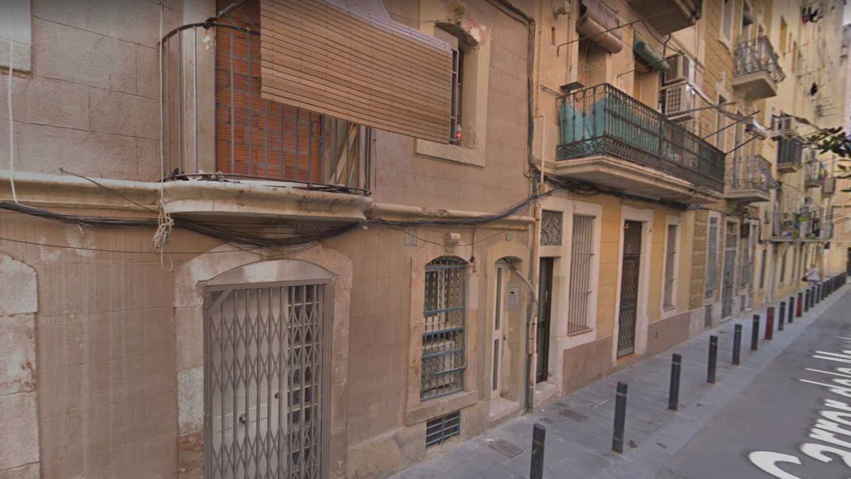 La calle de Magatzems, 11, en la Barceloneta, donde el hombre maniatado ha escapado de un piso en llamas / GOOGLE MAPS