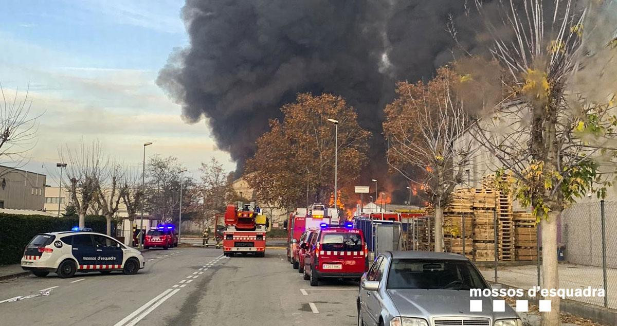 Vista del incendio acaecido en el polígono industrial de Monternès / MOSSOS