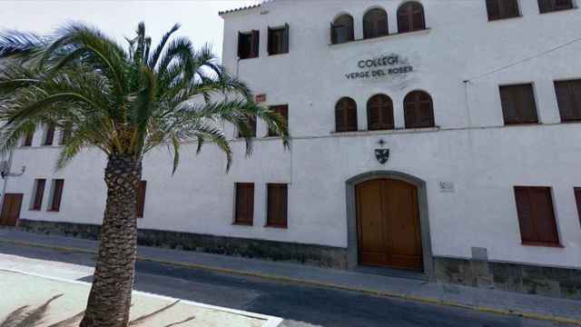 Fachada del colegio en el que se investiga una agresión sexual múltiple / GOOGLE