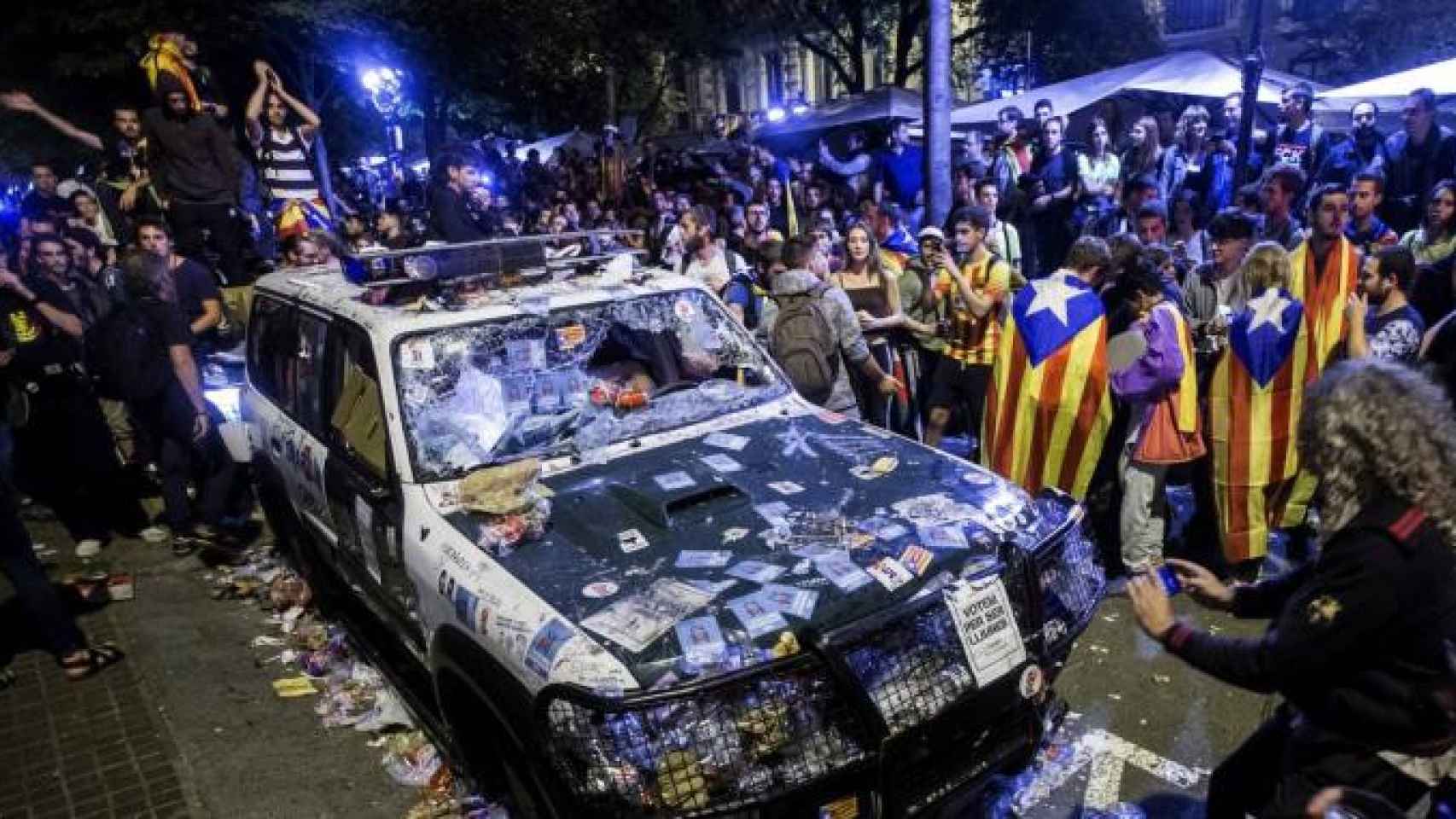 Imagen de los incidentes del 20-S de 2017 en Barcelona, tras los registros que ordenó el juez Ramírez Sunyer / EFE