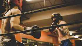 Dos personas practicando en una escuela de boxeo dentro del cuadrilátero / PIXABAY