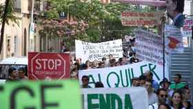 Una manifestación de asociaciones de vecinos y entidades donde se denuncia el encarecimiento de la vivienda en Barcelona por el turismo y la especulación / EFE