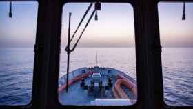 Imagen de un amanecer tomada desde el puente de mando del barco Aquarius / EFE