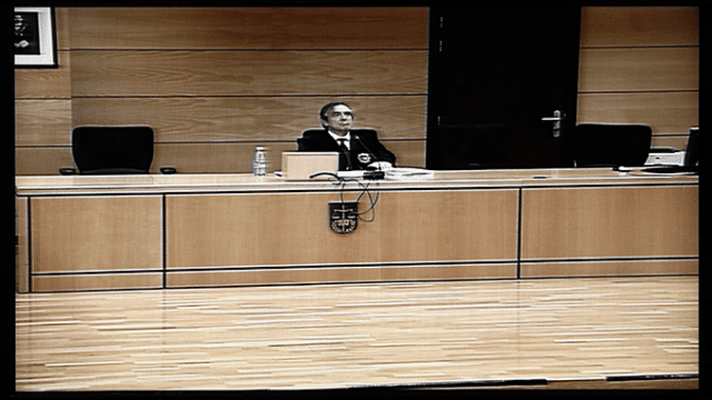 Uno de los jueces que dictó sentencia del caso sobre 'La Manada', en la pantalla instalada en la sala de prensa de la Audiencia de Navarra / EFE
