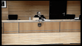 Uno de los jueces que dictó sentencia del caso sobre 'La Manada', en la pantalla instalada en la sala de prensa de la Audiencia de Navarra / EFE