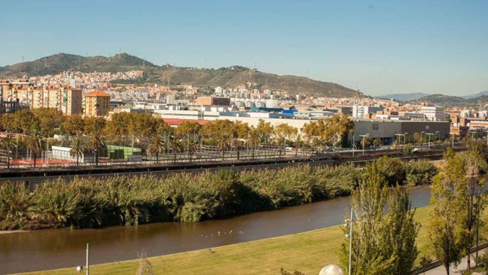 Vista general de una zona cercana donde se construirá el crematorio del Besós, junto a Barcelona / CG