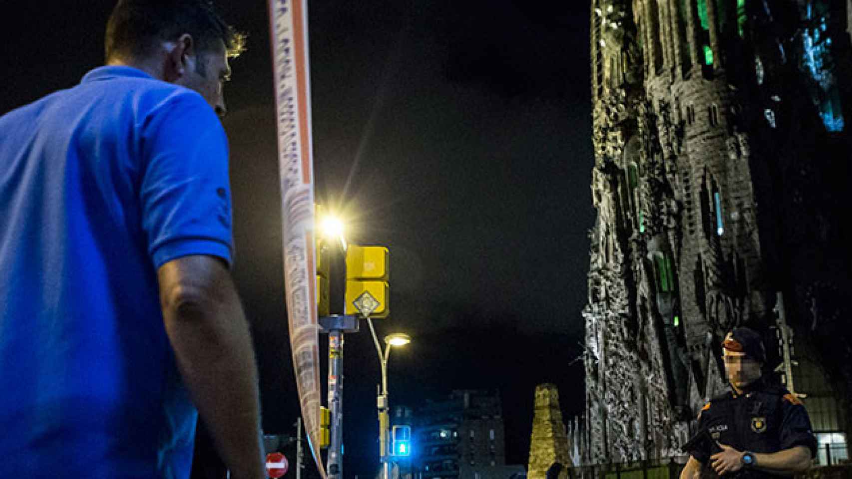 Un agente vigila que los curiosos no traspasen el cordón de seguridad el 12 de septiembre, tras la falsa alarma de atentado en la Sagrada Família / EFE