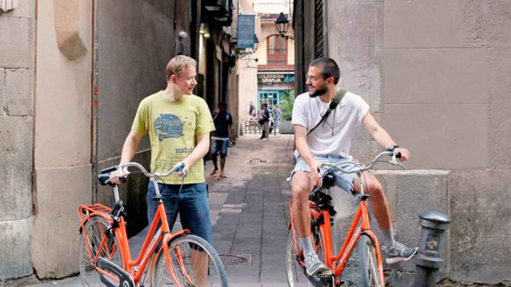 Dos usuarios de Donkey Republic en el barrio barcelonés de Ciutat Vella / CG