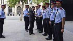 Albert Batlle saluda a un grupo de Mossos d'Esquadra en una imagen de archivo / CG