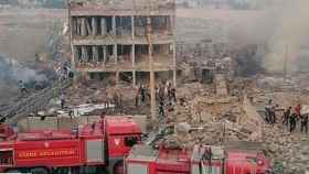La comisaría de Cizre en ruinas tras el ataque con coche bomba atribuido al PKK. /TWITTER