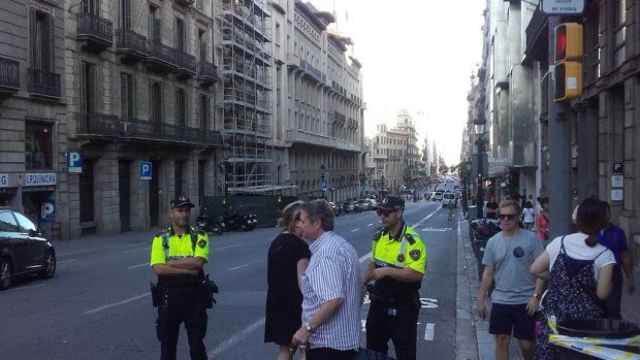 La Policía corta la Via Laietana por amenaza de bomba.