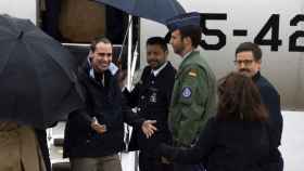 Los periodistas españoles Antonio Pampliega, Ángel Sastre y José Manuel López a su llegada esta mañana a la Base aérea de Torrejón de Ardoz.