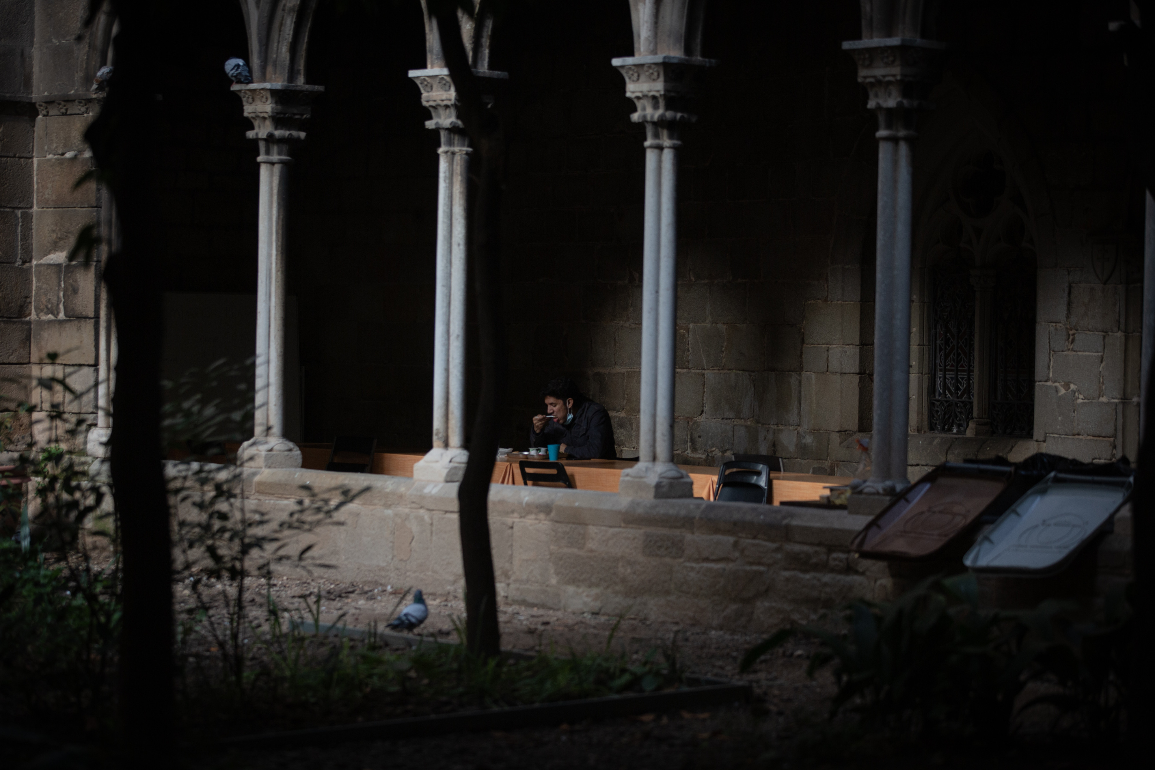 Una persona sin hogar come en la parroquia de Santa Anna en el año 2020 / DAVID ZORRAKINO - EUROPA PRESS