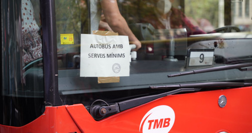Cartel de un bus de TMB con servicios mínimos / LUIS MIGUEL AÑÓN (CG)