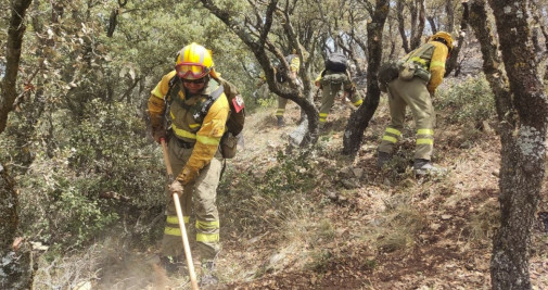 Los bomberos remojan las zonas de los incendios de Artesa (Lleida) y Sant Pere (Barcelona) / EUROPA PRESS