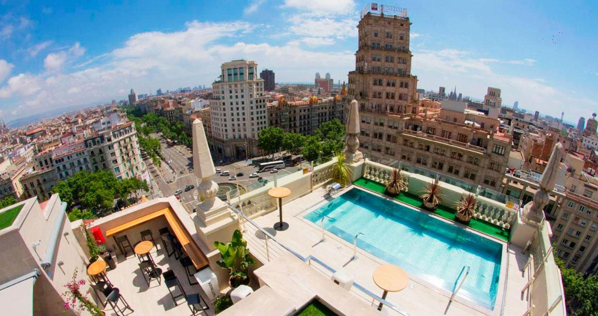 Imagen de la zona de piscina del Hotel Palace Barcelona / CEDIDA