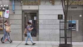 Varias personas pasan frente a una sucursal de Banco Sabadell en Madrid / EUROPA PRESS