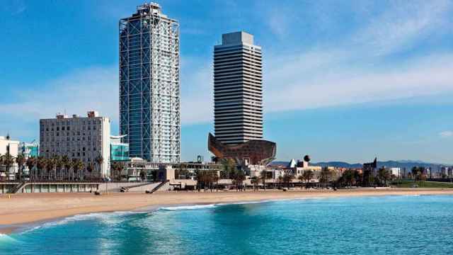 El Hotel Arts (i), junto a la Torre Mapfre en el frente marítimo de Barcelona / CG