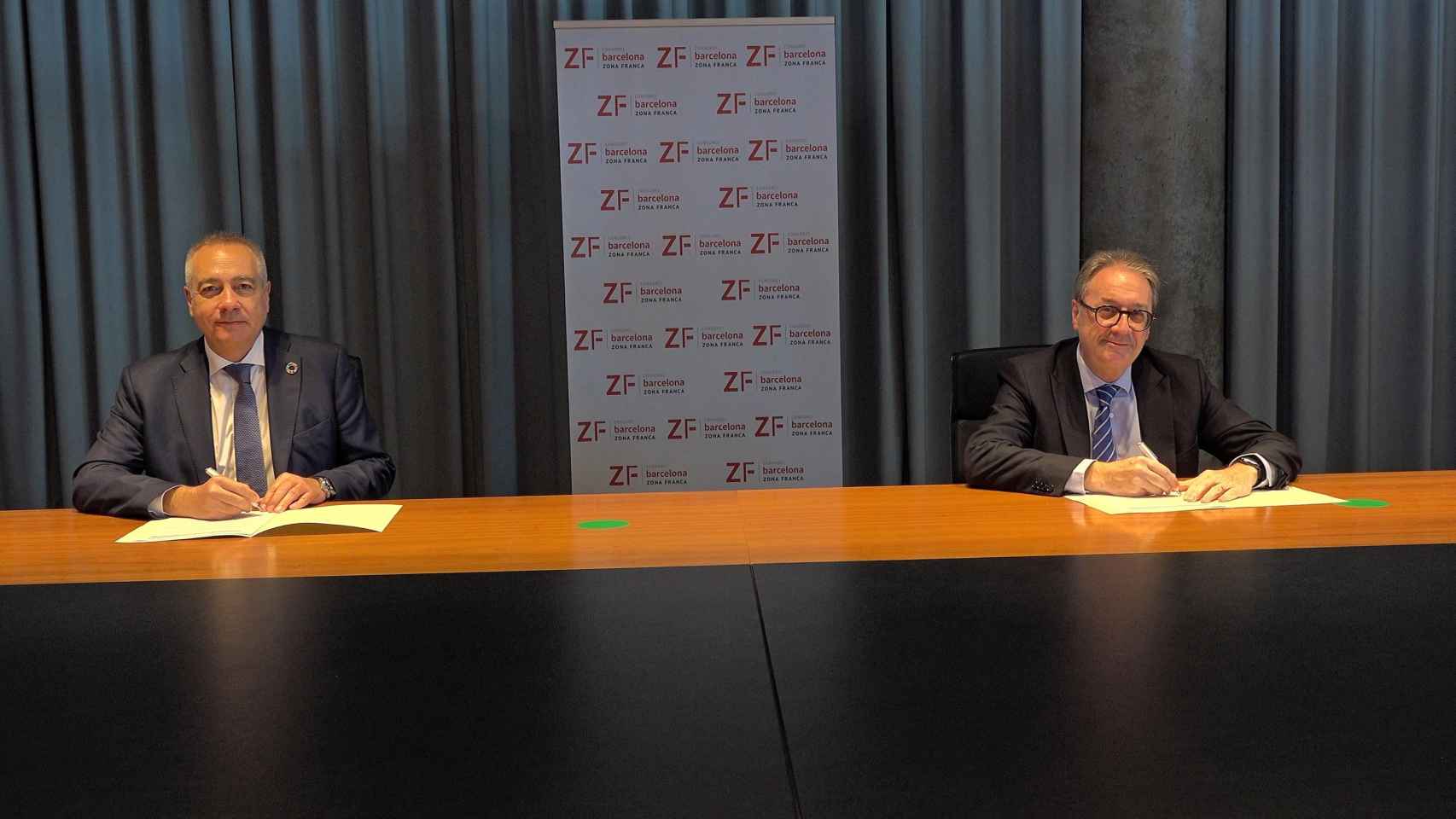 El delegado especial del Estado en el consorcio, Pere Navarro (i), y el subdirector general de la Fundación La Caixa, Marc Simón (d) / EP
