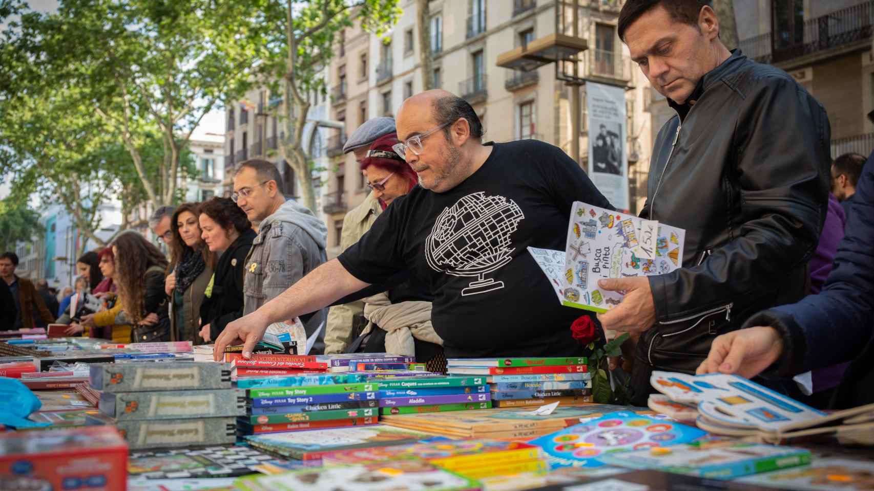 Gente mirando libros en una parada de Sant Jordi / EP