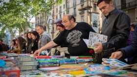 Gente mirando libros en una parada de Sant Jordi / EP