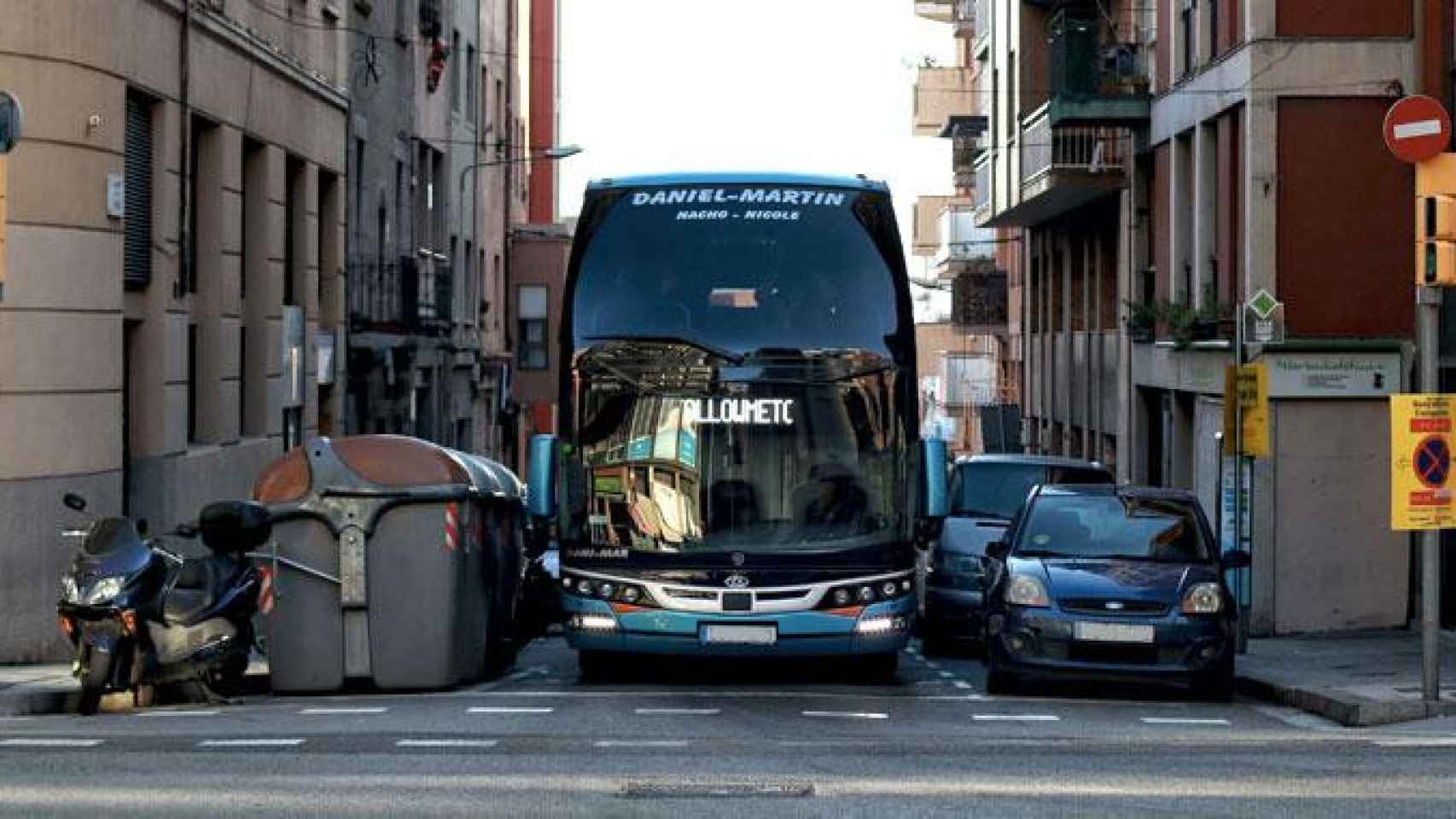 Un autocar en una calle de Barcelona / MA