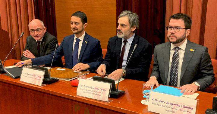 El vicepresidente de Economía, Pere Aragonés (d), junto al consejero de Territorio y Sostenibilidad, Damià Calvet (2i), en la comisión de ATLL / CG