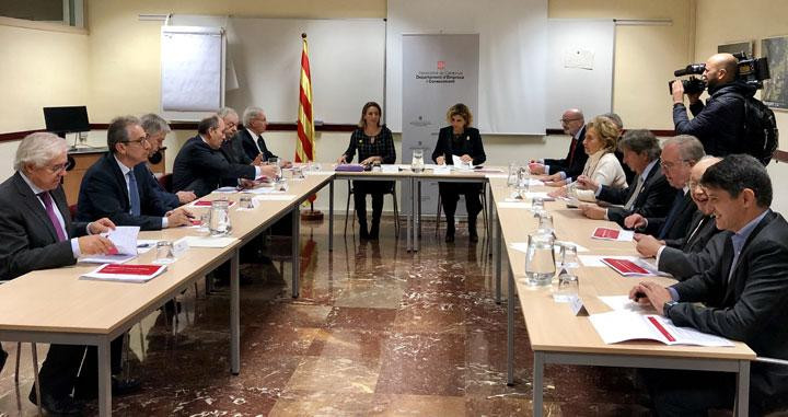 La consejera de Empresa, Àngels Chacón, y la secretaria general, Marta Felipe, junto a los 13 presidentes de cámaras de comercio catalanas / GENCAT