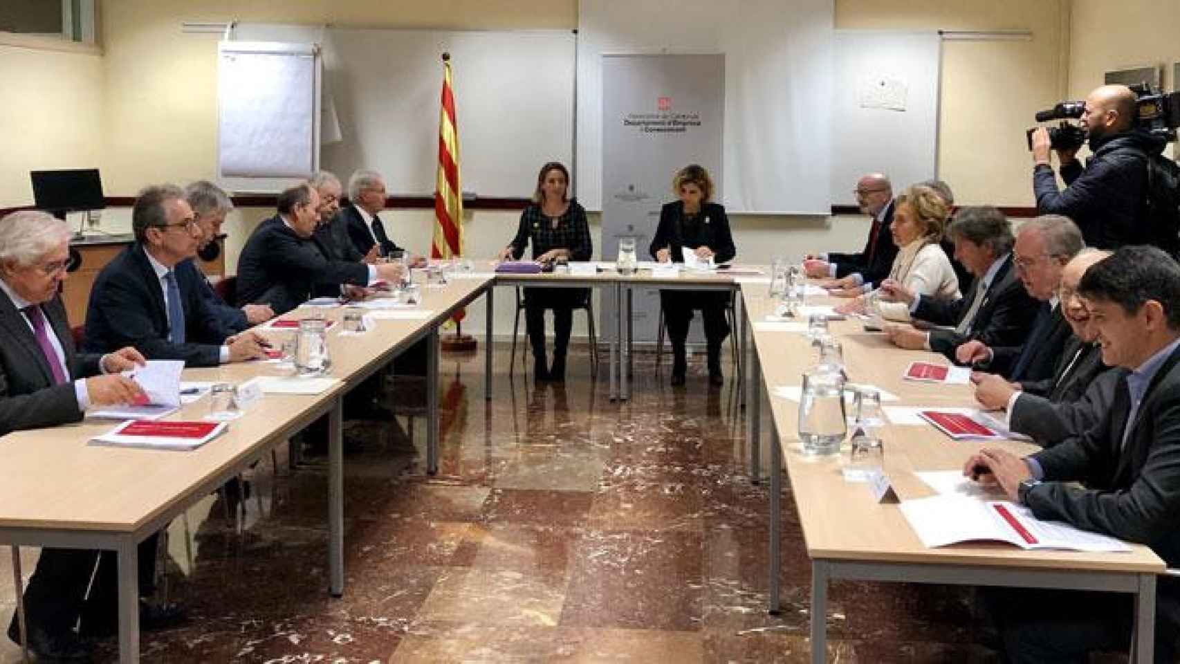 La consejera de Empresa, Àngels Chacón, y la secretaria general, Marta Felipe, junto a los 13 presidentes de cámaras de comercio catalanas / GENCAT