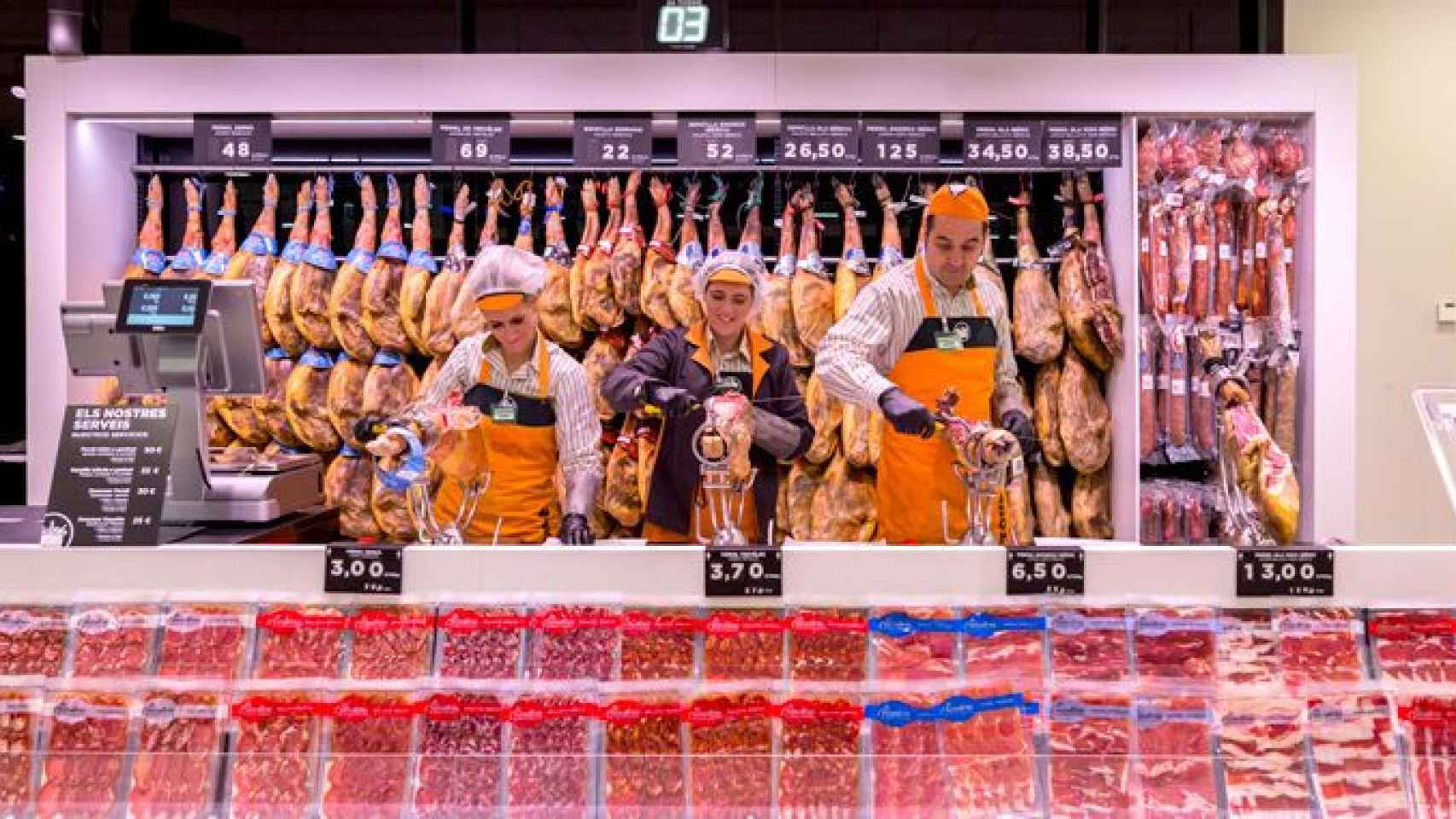 La sección de corte de jamón, uno de los nuevos servicios de Mercadona, en un supermercado de Terrassa (Barcelona) / MERCADONA