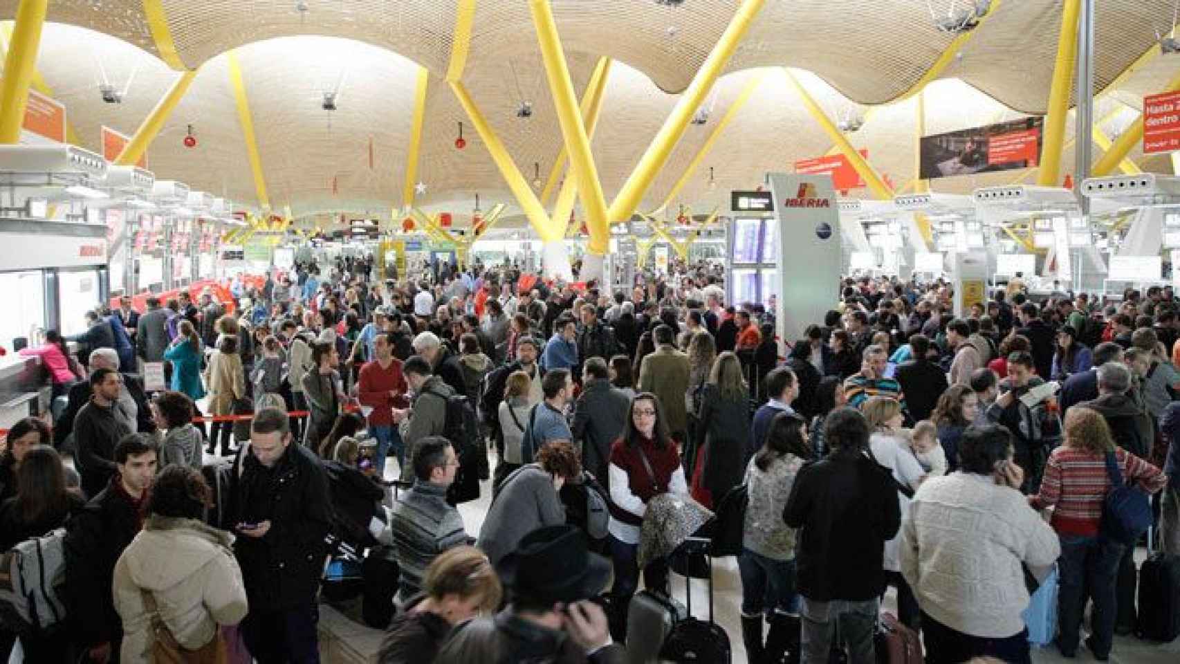 Pasajeros atrapados por una huelga en el aeropuerto de Madrid-Barajas Adolfo Suárez / CG